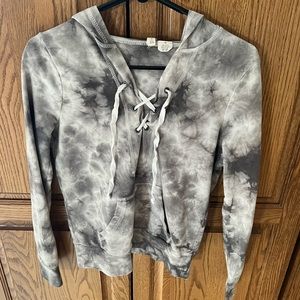 SKY AND SPARROW Grey and White Tie Dye Criss Cross  Hoodie
